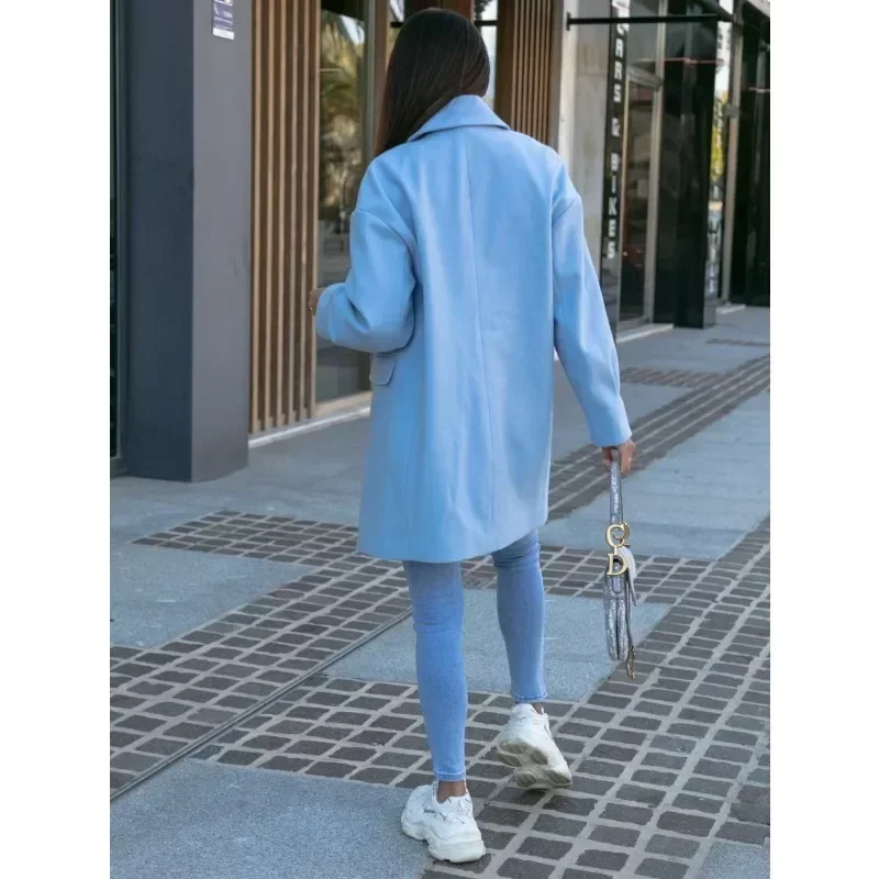 Abrigo de níquel con doble botonadura y cuello de traje de manga larga con diseño moderno que muestra abrigos con dijes personales para mujer