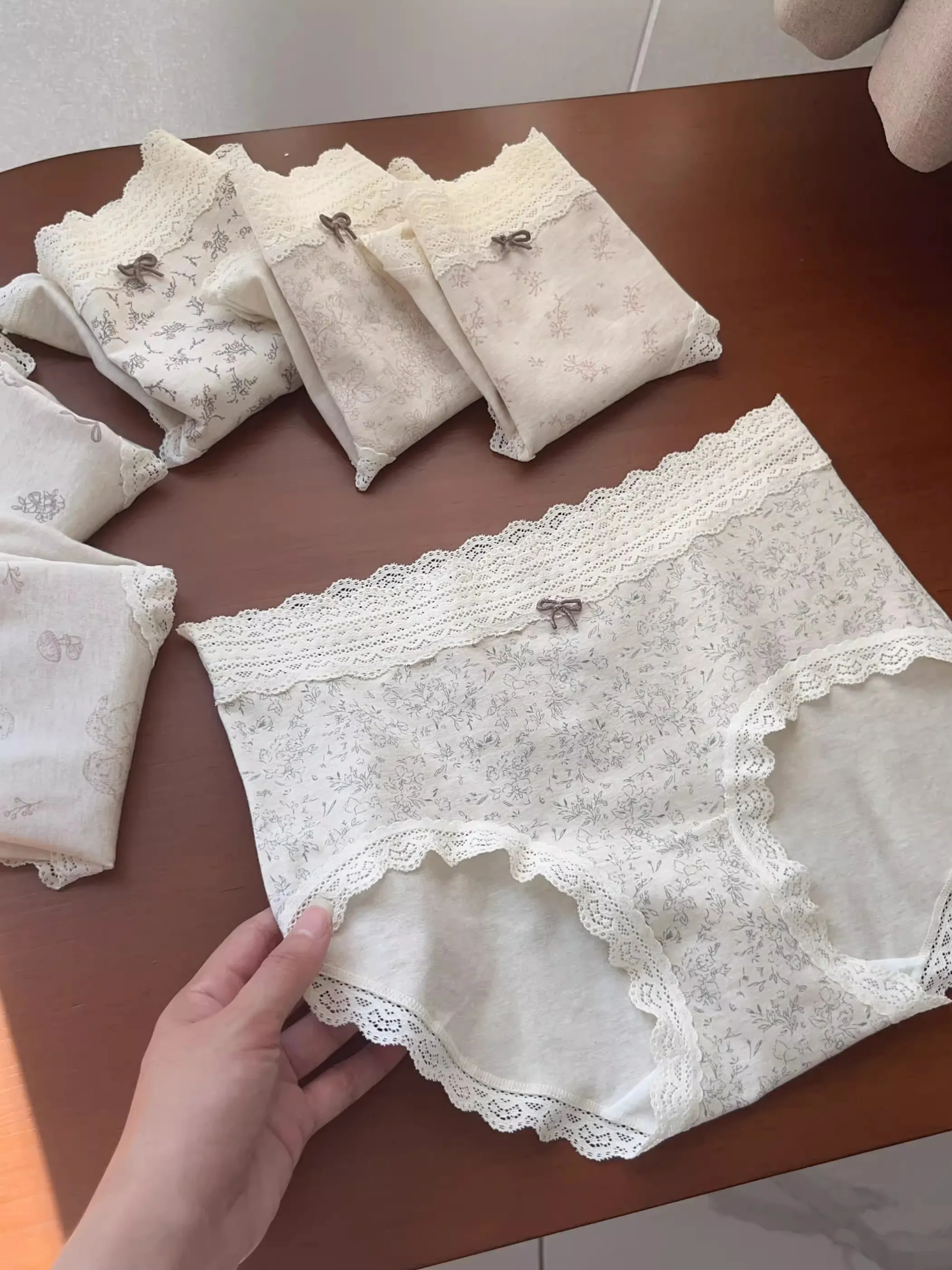

Retro Lace Trim Cotton Underwear Women's Skin-friendly Breathable Comfortable Extended Crotch No Restricting Feel Mid-waist T...