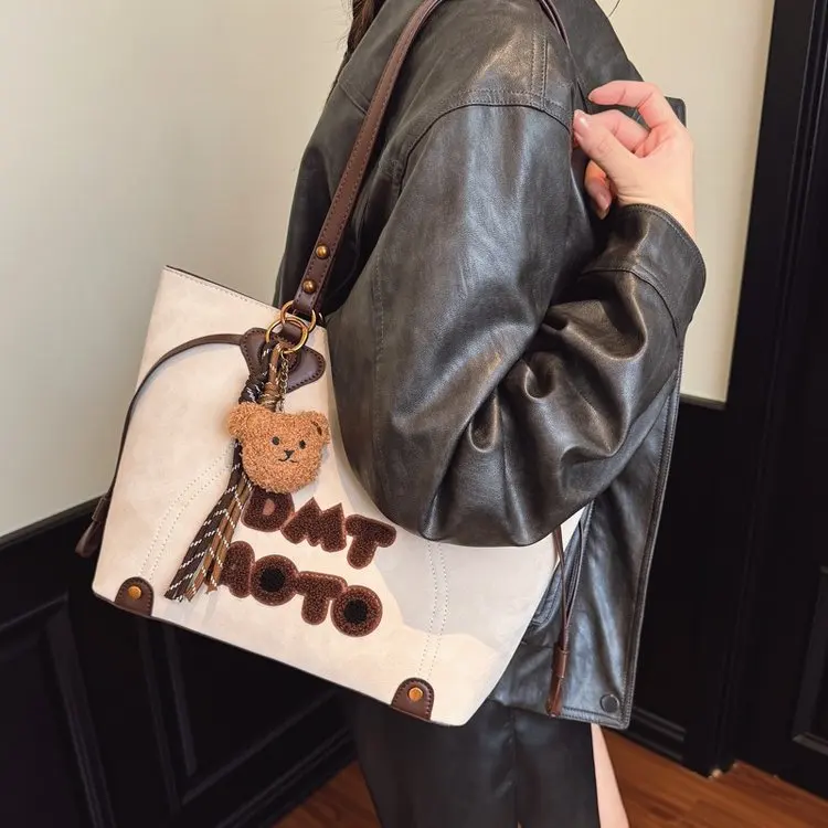 

2025 Winter 597 New No Pendant Tote Bag Simple Versatile Handbag Small Square Bag Stray Bag