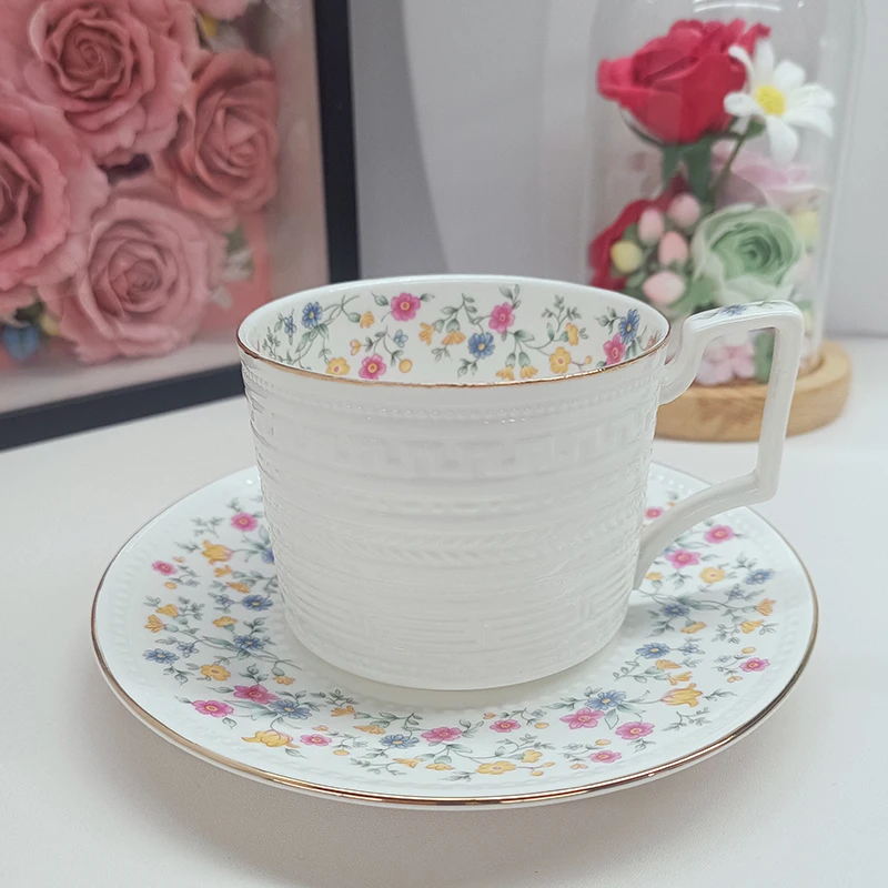 

Кофейная чашка с блюдцем 280 мл, с рельефным узором, из высококачественного костяного фарфора, для послеобеденного чая, с небольшим цветочным дизайном, идеально подходит для подарка.