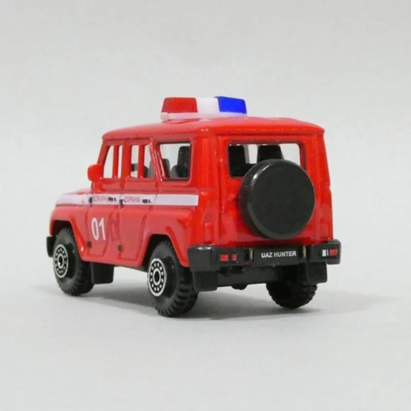 Em estoque/1:60 veículo off-road caçador russo, motor de bombeiros, modelo de carro de polícia, carro de liga/artículos decorativos de brinquedo infantil