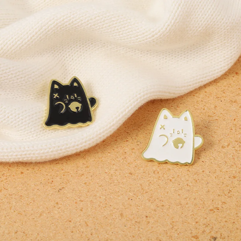 الكرتون القط المينا دبابيس لطيف أسود أبيض الحيوان شارات هالوين شبح مجوهرات التلبيب الملابس حقيبة قبعة الظهر هدايا للأصدقاء