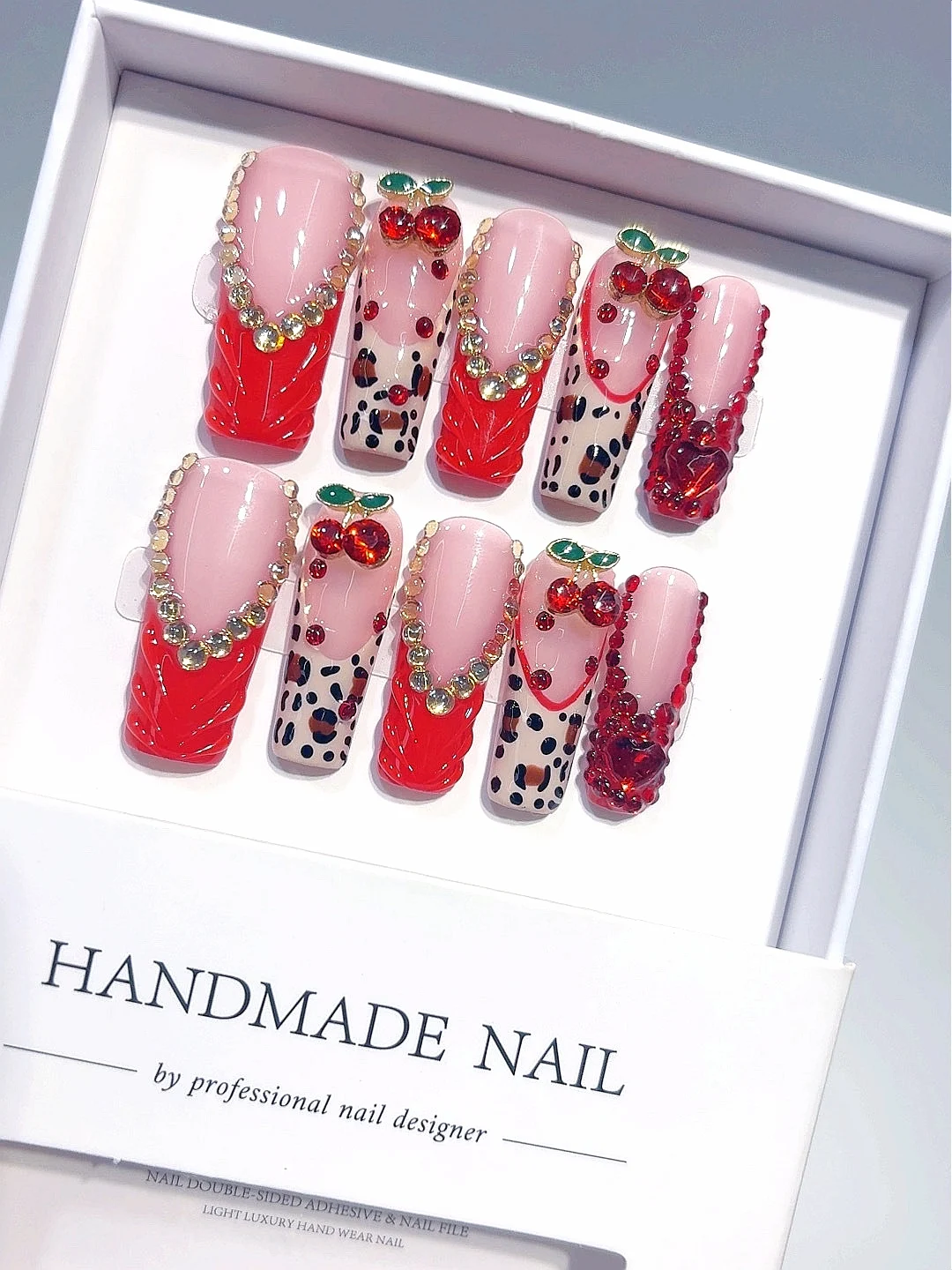

Накладные ногти, нежно-розовый и красный френч-тип с 3D-принтом вишни и леопарда, набор накладных ногтей, украшенных стразами (L299)