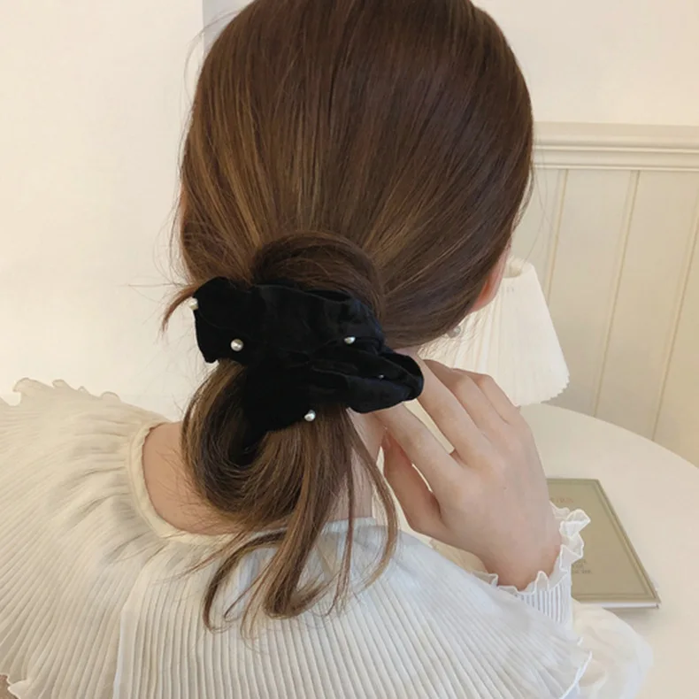 Fashion Women Black Velvet Hair Scrunchies Vintage Pearl Elastic Hair Bands Elegant Hair Ties Simple Ponytail Holder Head Bands