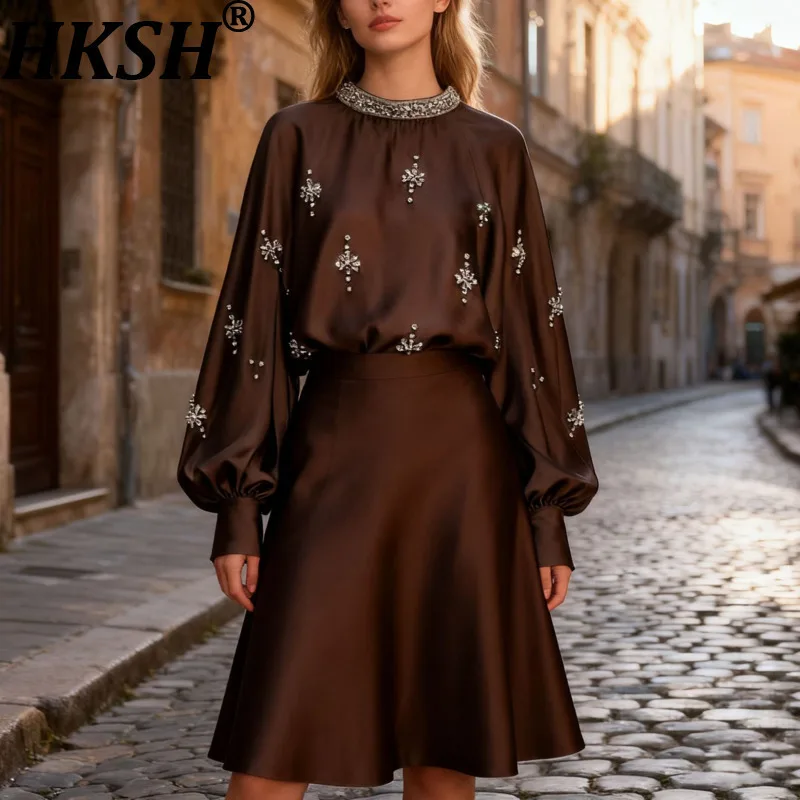 

HKSH Spring Autumn New Women Shirt Studded Diamonds O-neck Long Lantern Sleeves High-End Elegant Fashion Blouse Chic Top HK13676