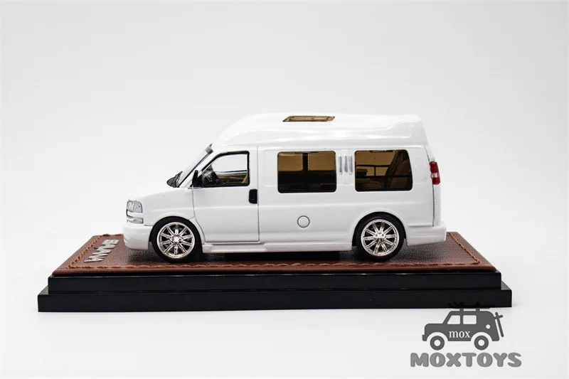 GOC 1:64 GMC SAVANA Business RV White Diecast Model Car