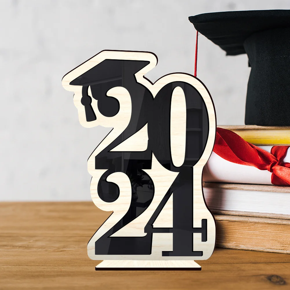 

Home Decor Graduation Season Decoration Holiday Decorations for Desk Doctoral Cap Set up Party Favors Black 2024 Wooden Sign