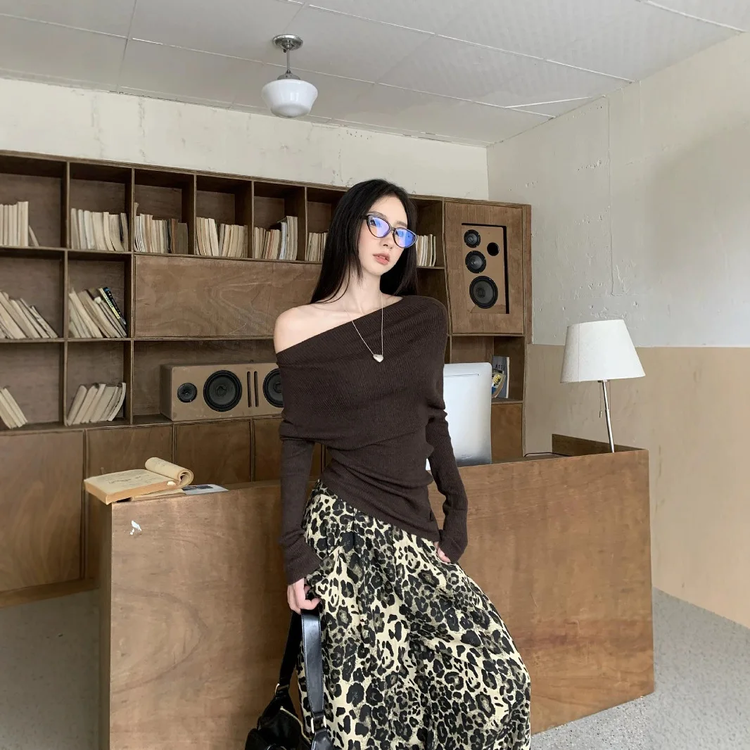 

Retro solid color design slanted shoulder sweater women's autumn and winter new irregular slim waist versatile top