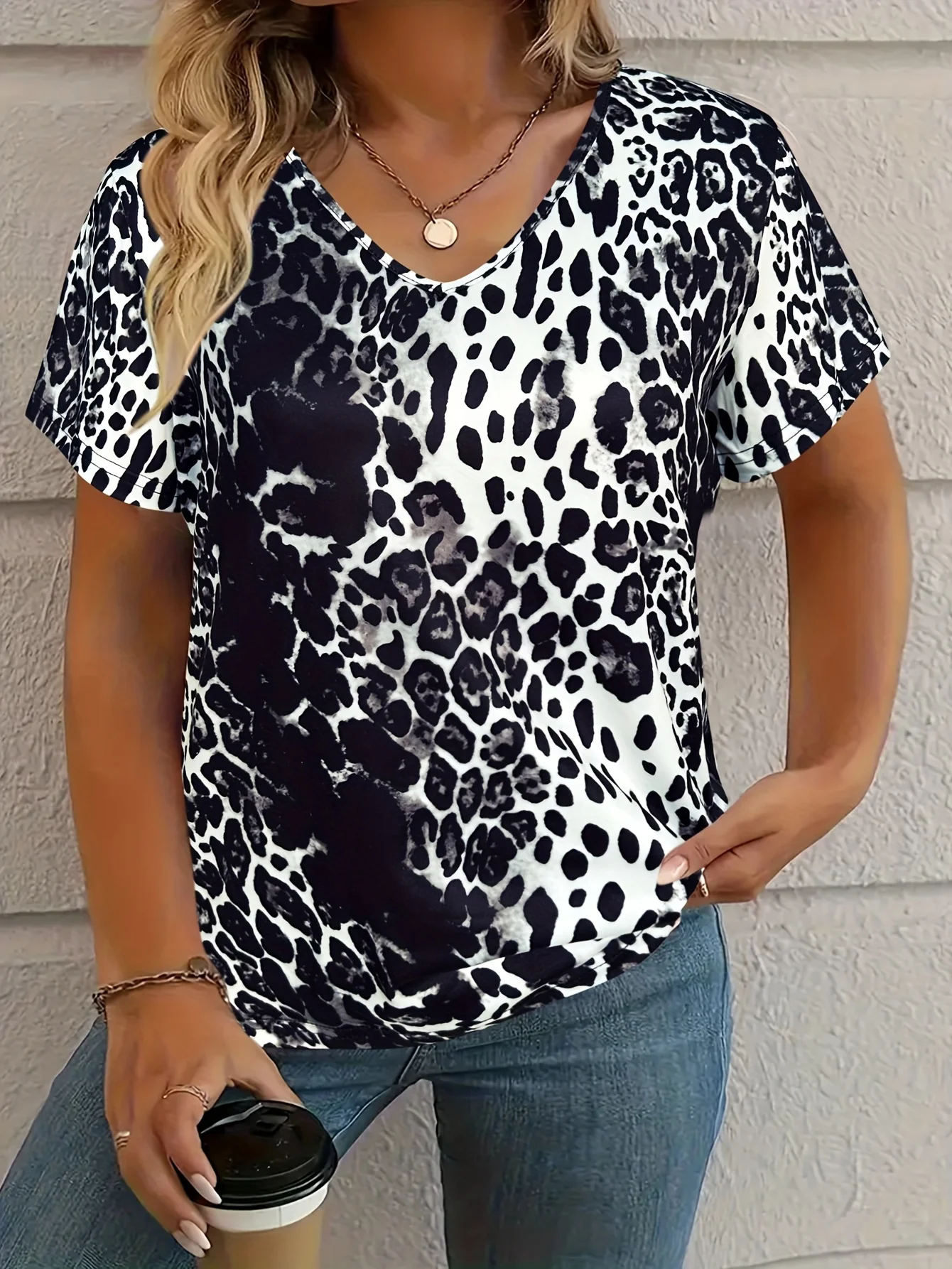 

Summer 2025 Women Elegant Plus Size Casual Top Women Stretch Knitted V-neck Short Sleeve Printed Pattern Quick Drying Breathable