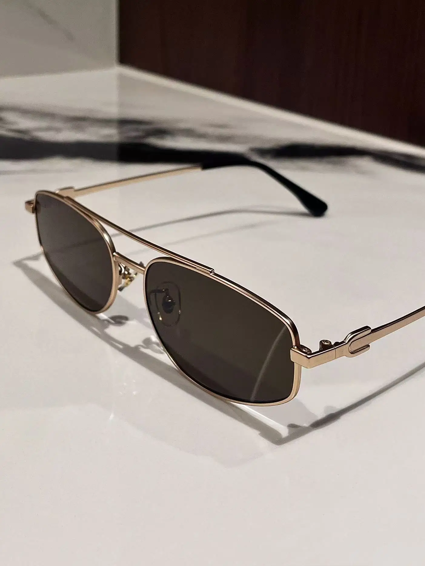 新しいスタイルのメガネ ファッションデザイナー 女性 男性 サングラス メタル ブラウン ゴールドリム オーバル 人気サングラス ユニセックス チャームメガネ