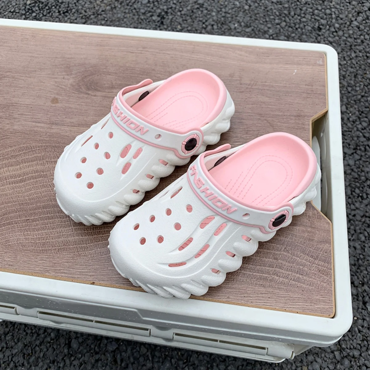 A Pair of Popular Children's Two-Tone Thick-Soled Clogs with a Super Soft Feel, Non-Slip, Parent-Child Style, for Older Kids, Made of Ultra-Soft Material