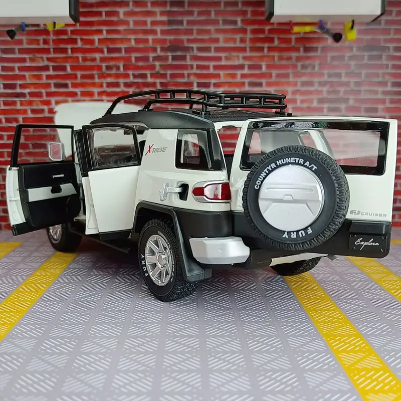 1:24 Toyota FJ modelo de coche de aleación, puertas y capó de motor, el maletero se puede abrir tiene funciones de sonido y iluminación, detalles ricos