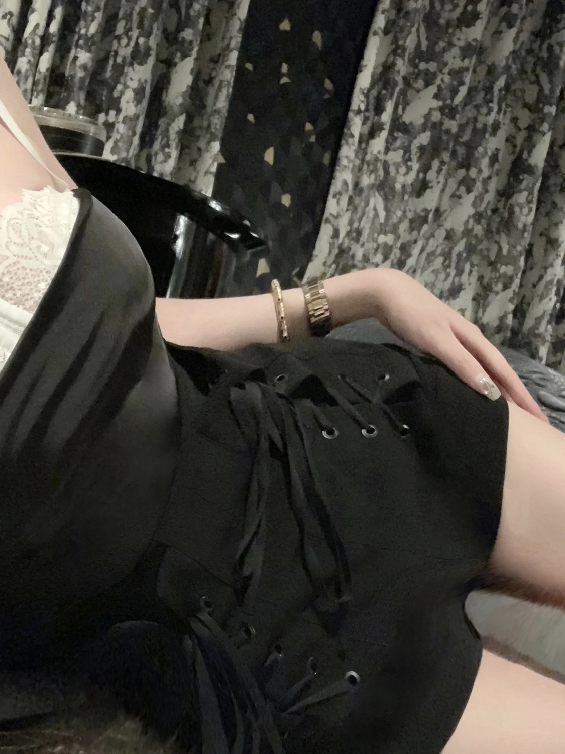 

Шелковистые двухцветные шорты с высокой талией, поясом и вырезами, ультра-стройнящие, от Boutique De Viola, лето 2024