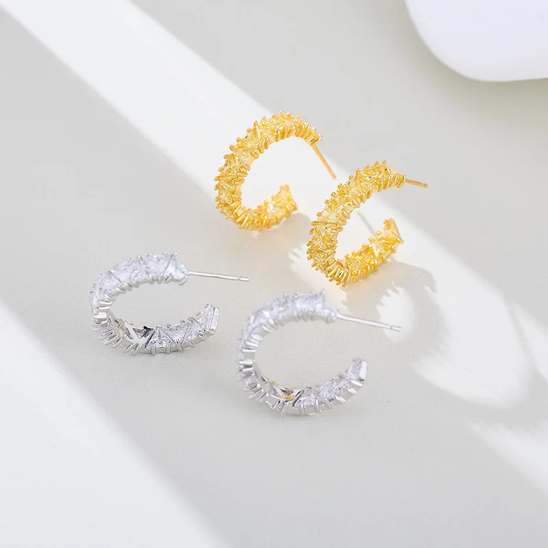 Геометрические треугольные серьги с микроинкрустацией цирконом, элегантным дизайном и серьгами в стиле желтых бриллиантов.