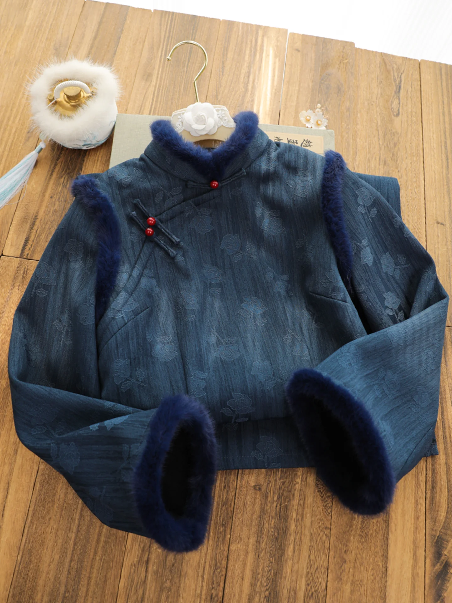 

Шикарное китайское длинное платье-ципао с воротником из флиса и бархата для женщин: тепло и элегантность зимой, низкий разрез, для повседневной носки