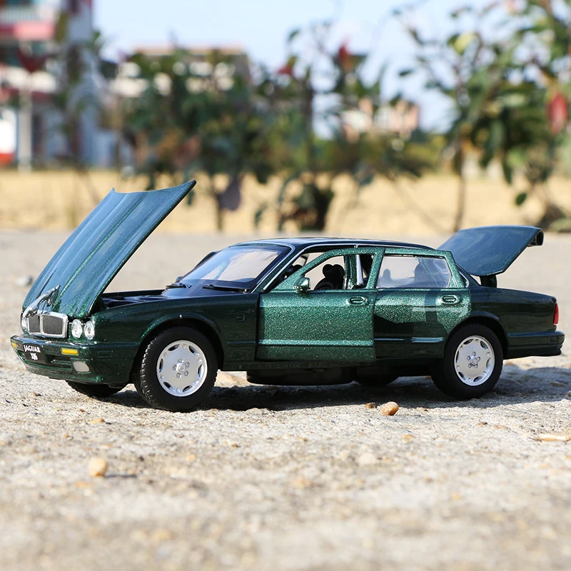 1:32 Jaguar XJ6 modello di auto in lega di auto classica Diecasts & veicoli giocattolo modello di auto giocattolo in metallo collezione di alta simulazione regalo giocattolo per bambini