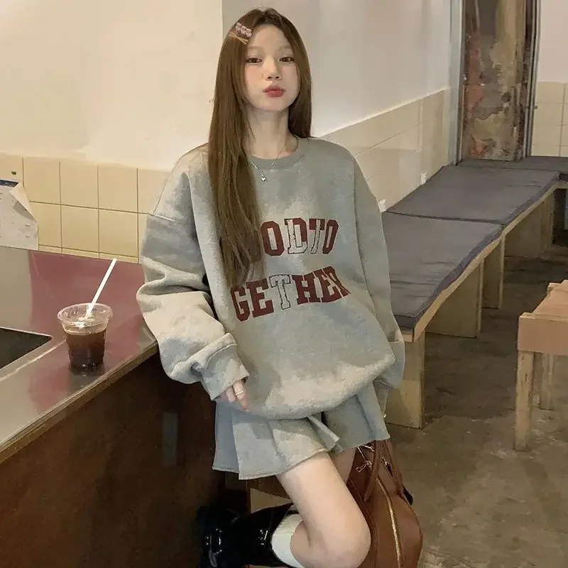 2025 NewPreppy Girl بدلة مكونة من قطعتين مع قلنسوة برقبة على شكل حرف وتنورة مطوية مكونة من قطعتين ملابس نسائية Cinjunto De Dos Piezas AA