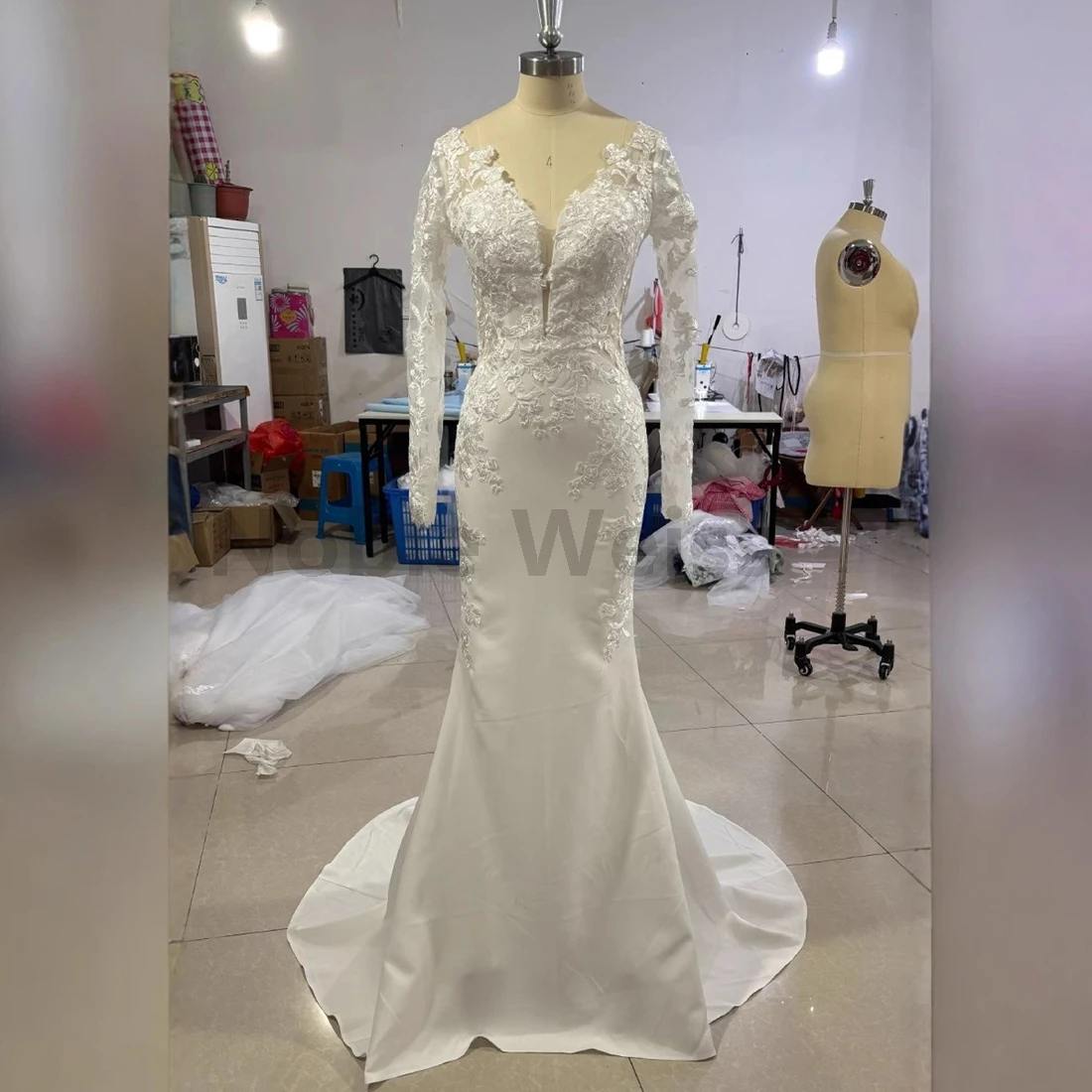 Sexy backless zachte satijnen zeemeermin trouwjurk met V-hals en applicaties voor bruid aanpassen