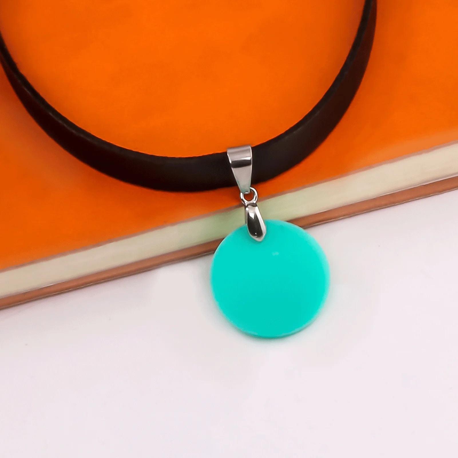 أنيمي دان دا دان قلادة الأخضر الاكريليك تأثيري Ayase مومو الدعائم المعلقات امرأة سلسلة مجوهرات المشجعين هدية ياردروب اكسسوارات #3