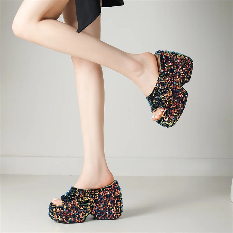 

Зрелые модные блестящие тканевые летние сандалии с блестками женские на танкетке высокий каблук на платформе серебристые и золотистые женские тапочки 2024