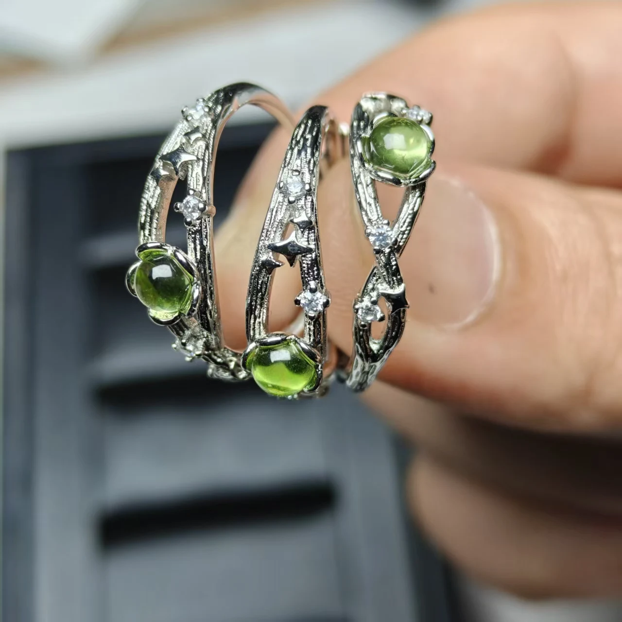 Großhandel Natürliche Peridot-Perlen Runde Kupferringe Modischer Hochschmuck, Bewegliche Ringe mit Verstellbarer Öffnung als Geschenk – Detail 3