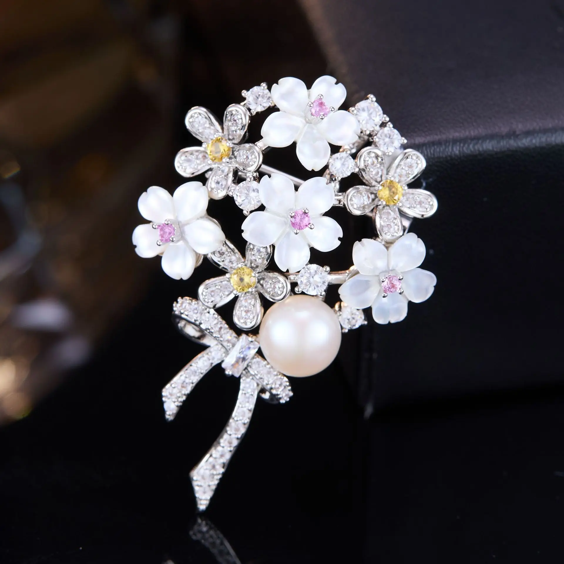 Rhinestone Pearl Shell Flower Bouquet Brooch Fashion Floral Lapel Pin For Women Daily Commuter Outfit Decor