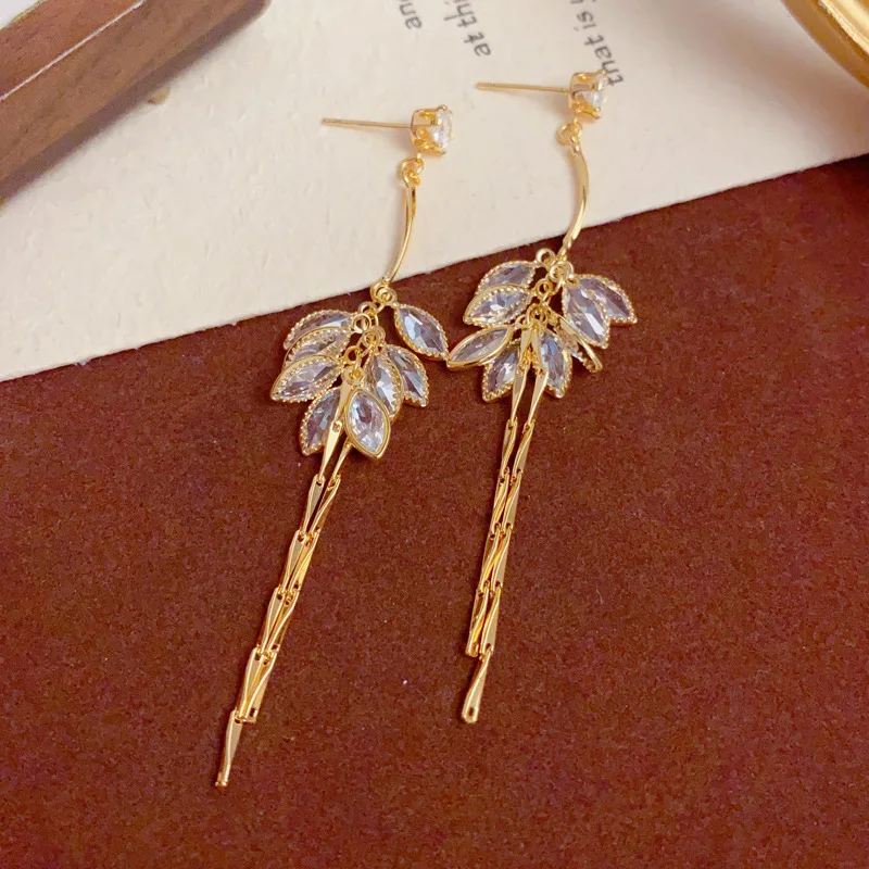 Personalized fashion micro-inlaid leaf long fringed earrings exquisite light luxury versatile super flash ear jewelry