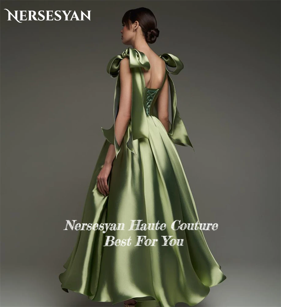 فساتين سهرة رسمية من الساتان الأخضر من Nersesyan بدون أكتاف على شكل حرف A وأشرطة على شكل فيونكة وثنيات للحفلات الراقصة Placzenieе на Akademonu حسب الطلب