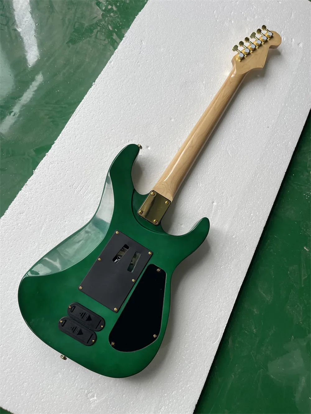 Left Handed Green Body Electric Guitar with Gold Hardware,Maple Neck,Provide Customized Services