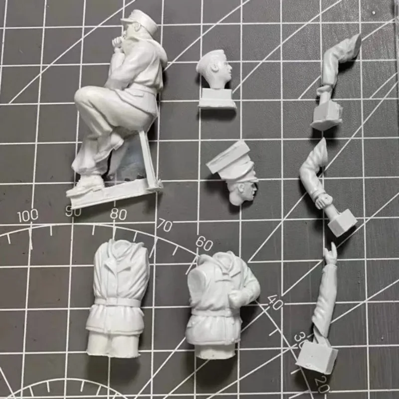 1/35 Scale Resin Figure Assembled Model Kit  Tank Soldier Kit History Miniature Sculpture Unassembled and Unpainted 963