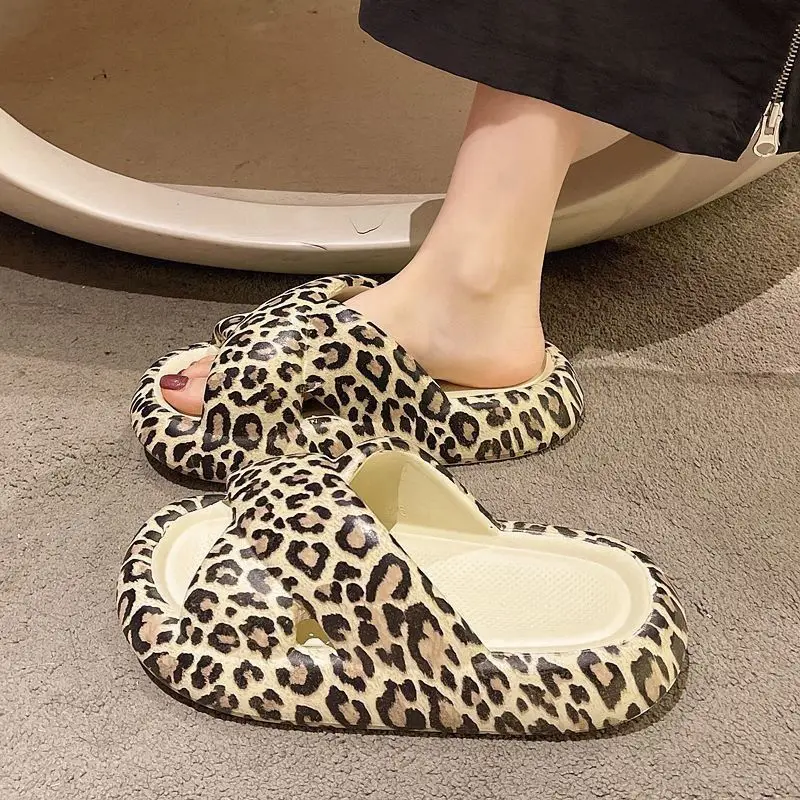 

Новые женские всесезонные тапочки с леопардовым принтом и перекрестным дизайном, нескользящие, милые, для дома, общежития, студентов, для использования на улице