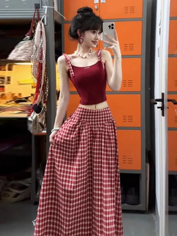 

Летний яркий комплект для путешествий в стиле «Дофамин»: милый красный топ на бретельках и клетчатая юбка, комплект из двух предметов с высокой талией, универсальный размер