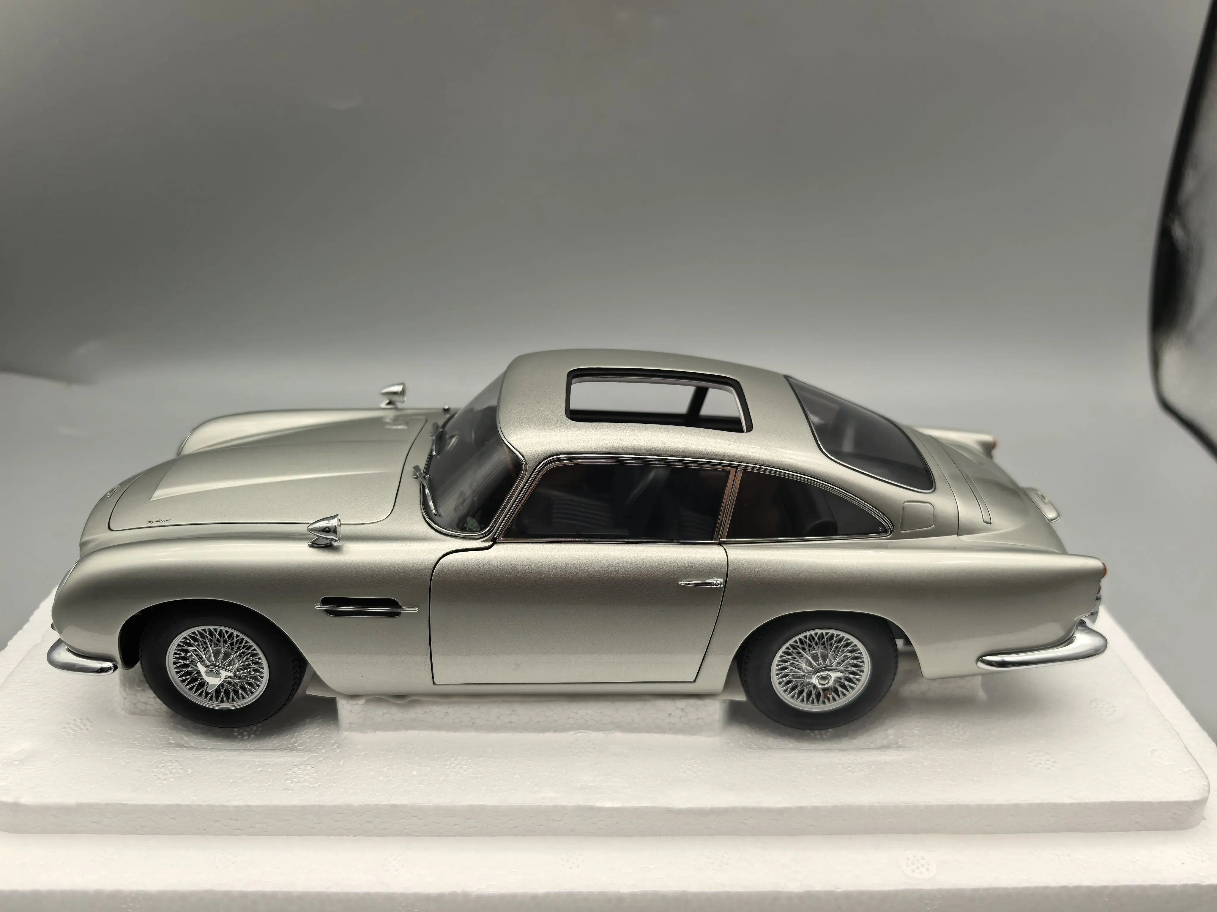 Autoart 1:18 Aston DB5 007 Silver Simulation All Open Alloy Metal Static Car Model Toy Gift