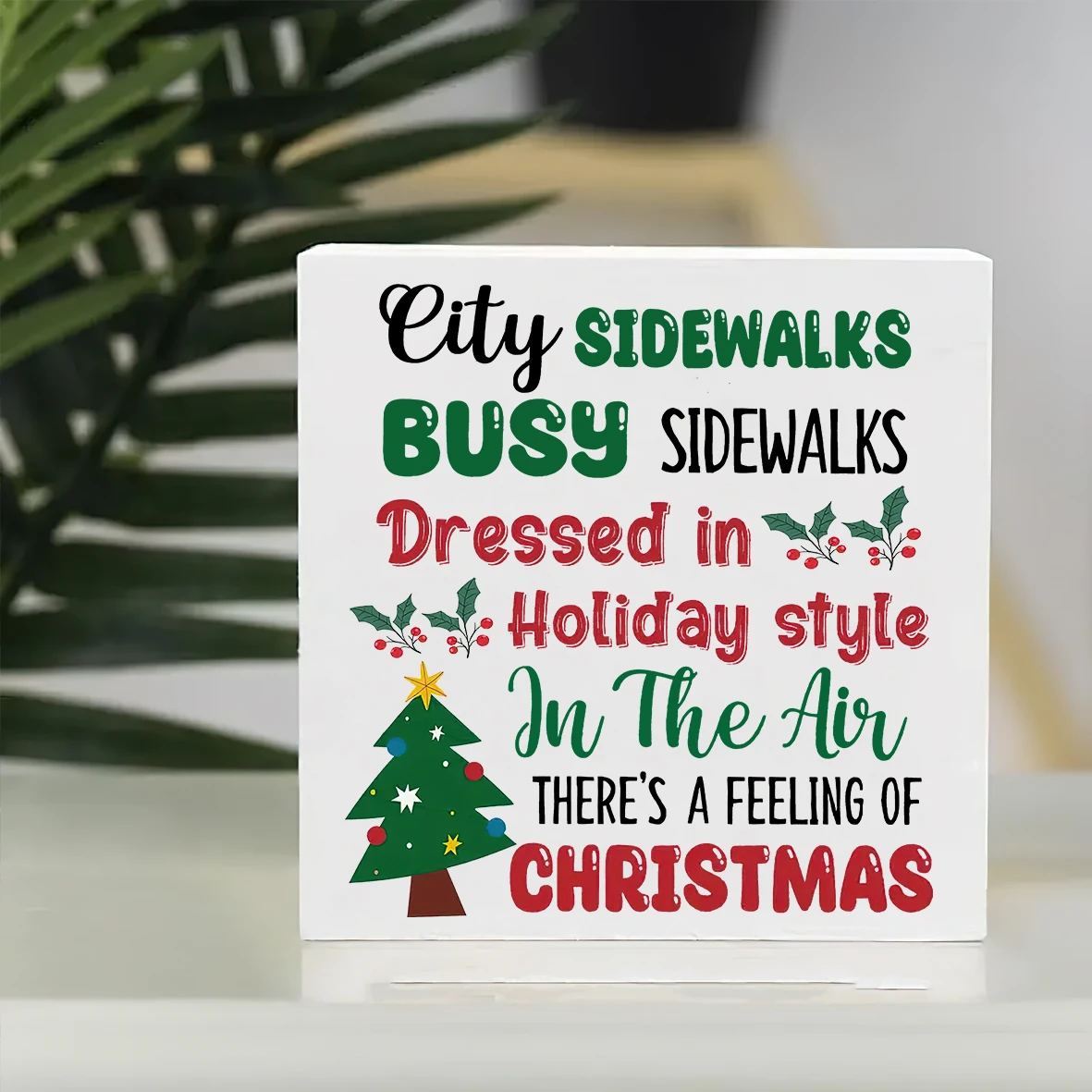 قطعة واحدة من زخرفة سطح المكتب لعيد الميلاد الاحتفالي - "أرصفة المدينة مشغولة بنمط العطلة" خشب، أحمر وأخضر مع لهجات هولي