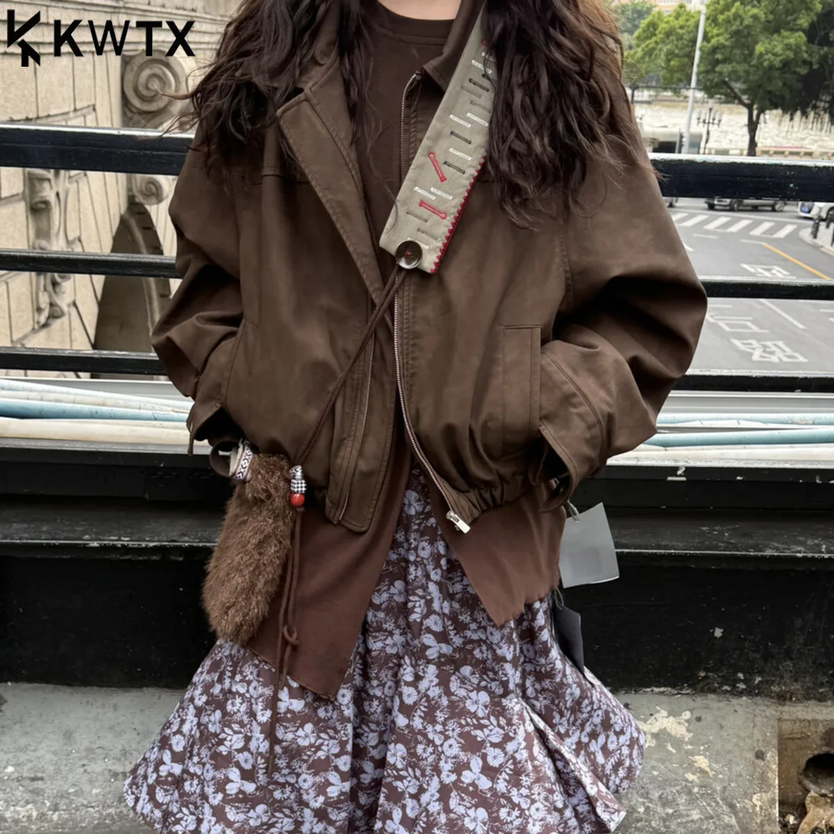 

KWTX женская кожаная куртка, короткая новая винтажная утолщенная куртка на молнии с лацканами и карманами, шикарный дизайнерский стиль, высокое качество, осень-зима 2021, осень-зима