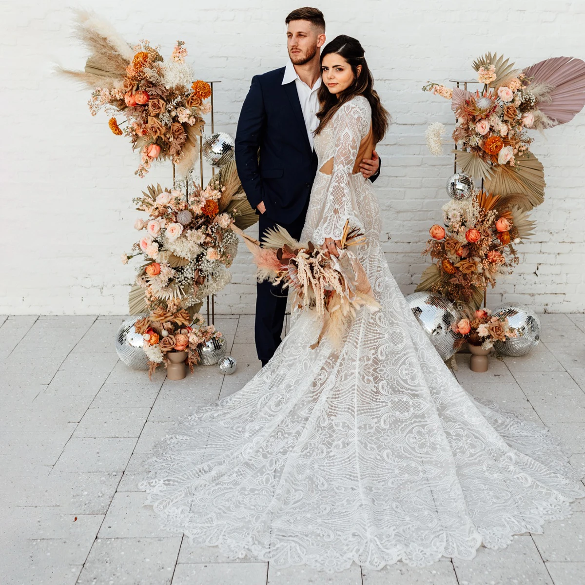 Vestido de novia exquisito de trompeta con mangas largas de murciélago, Espalda descubierta, abertura alta, vestidos de novia de encaje con bordado de cuello redondo de talla grande