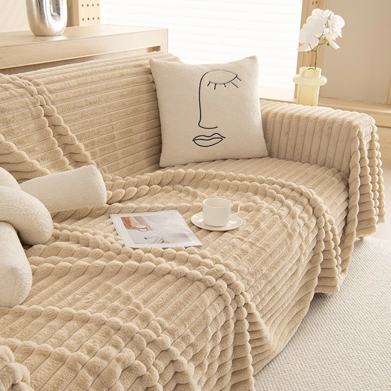 

Зимнее полотенце для дивана из искусственного кроличьего меха мягкое, удобное, можно стирать в машине и не деформируется.