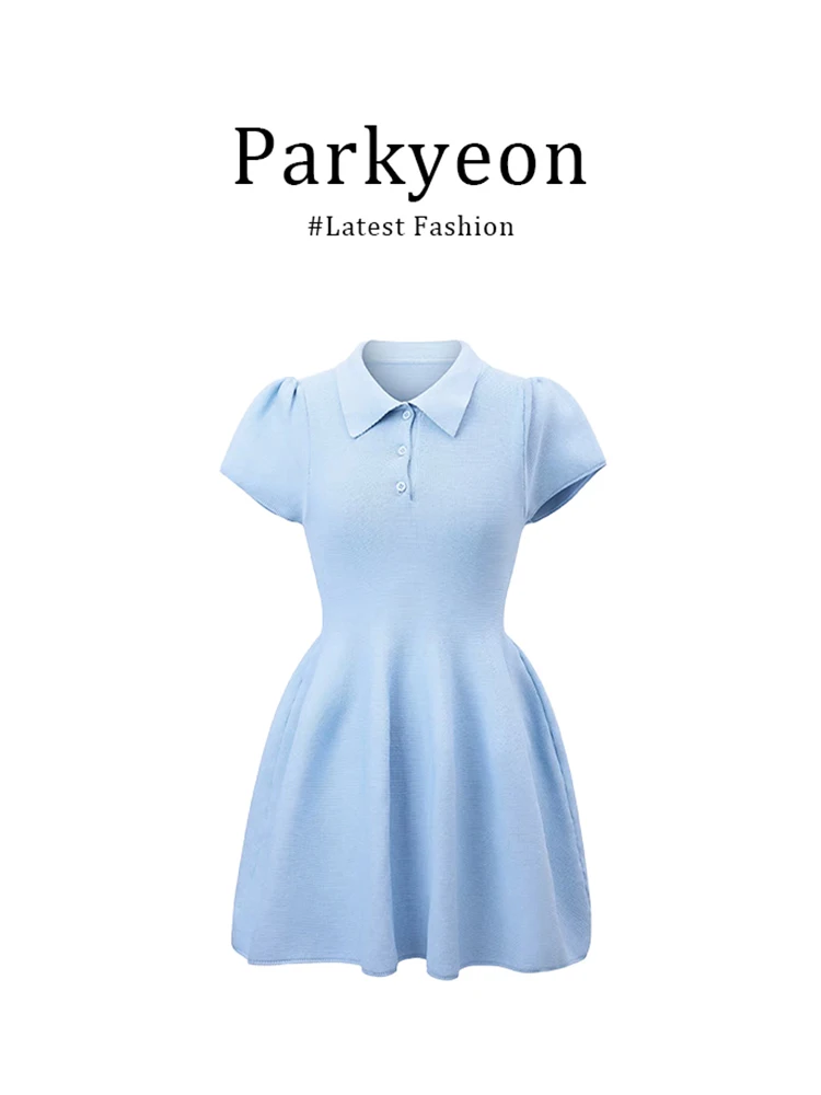 

Синее женское летнее повседневное спортивное платье А-силуэта с коротким рукавом, короткой юбкой, завышенной талией, рукавами-фонариками и отложным воротником, однотонное