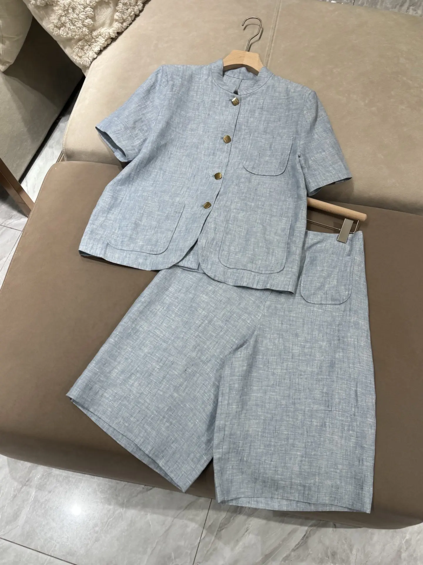 

Новый льняной комплект весна-лето 2026 для женщин: повседневная свободная рубашка с воротником-стойкой и шорты, комплект из двух предметов