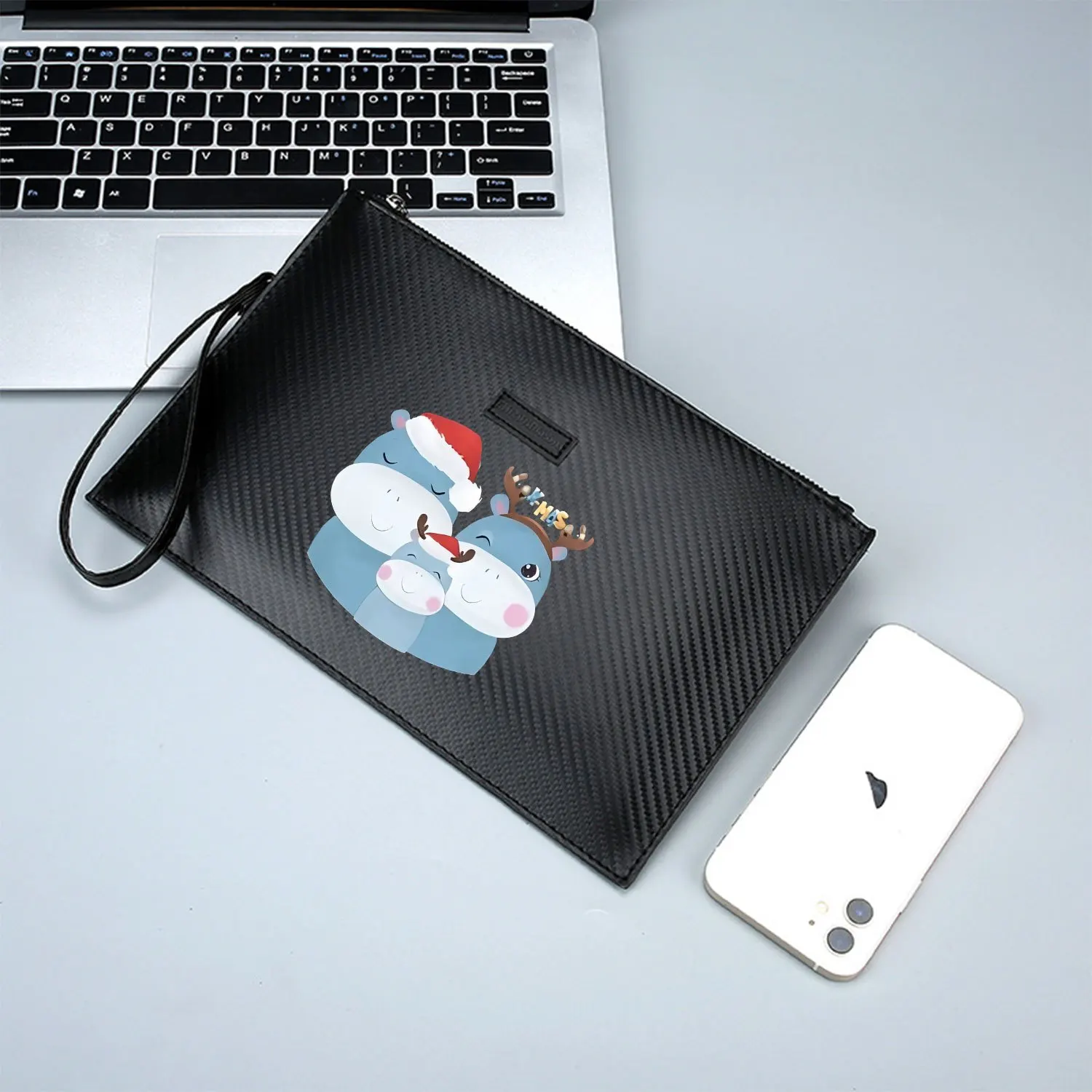 Семья бегемота с рогами шляпы Санты. Элегантная мужская сумка из искусственной кожи с принтом. Модная и практичная для повседневной носки.