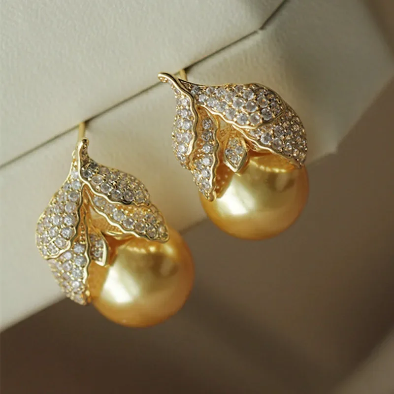 Huitan Luxus-Ohrstecker in Goldfarbe mit Imitationsperlen, Blatt-Design, glänzender Zirkonia, Damenaccessoires, königlicher Hochzeitsschmuck