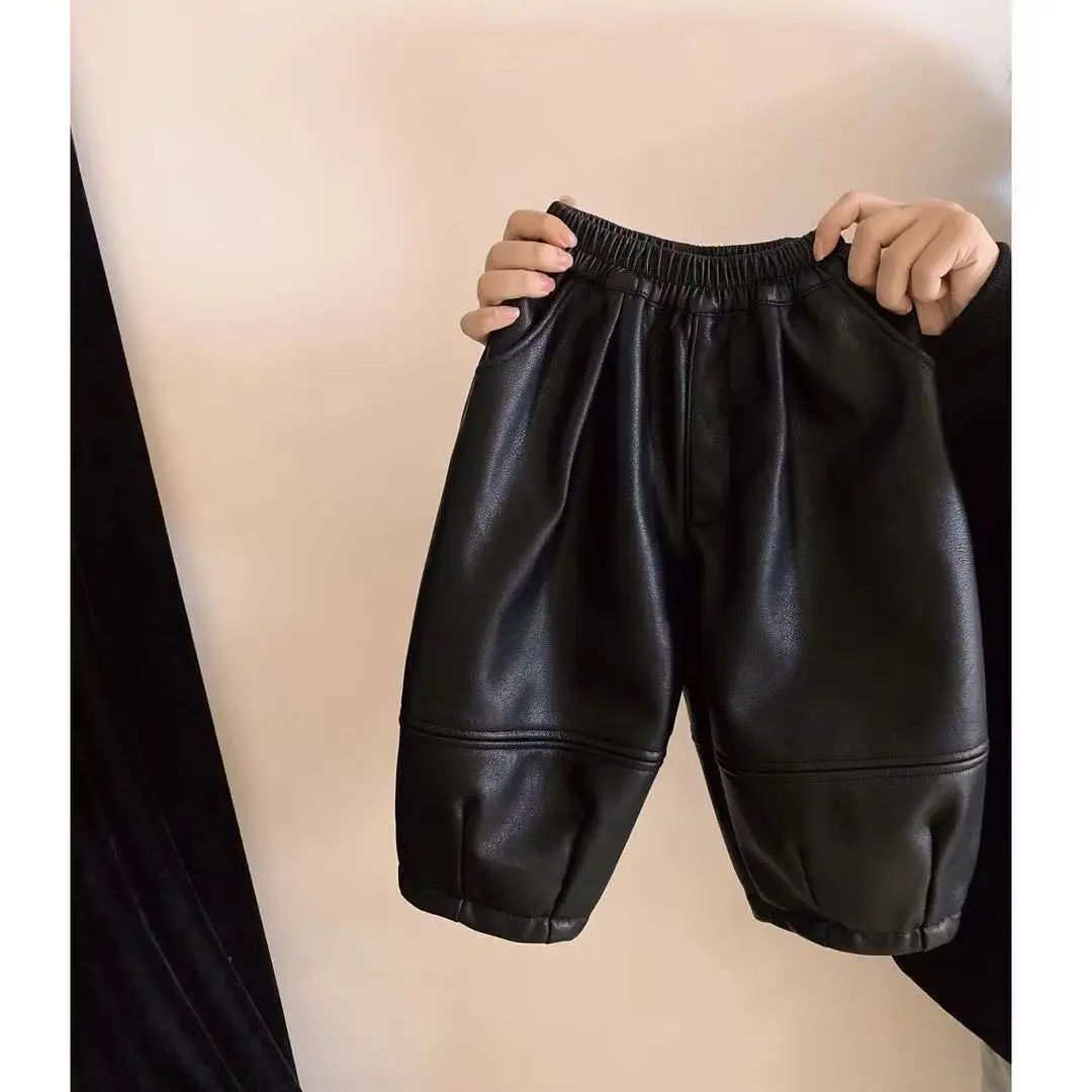 

Детские зимние кожаные штаны, новинка 2025 года, стиль для мальчиков и девочек, бархатные утолщенные теплые свободные штаны, размер 90-140 см