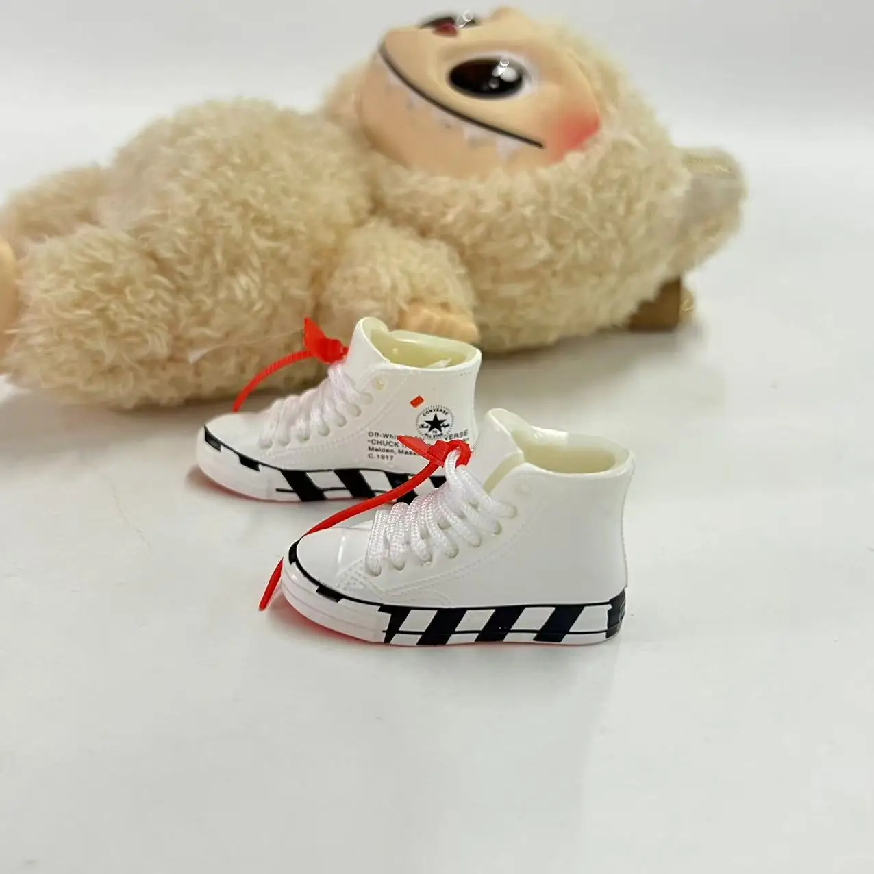 2025 Nuovo set di scarpe e abiti per bambole da 17 cm, portachiavi con stampo per scarpe nude in vinile peluche, accessorio per scatola cieca intercambiabile per la collezione di figure