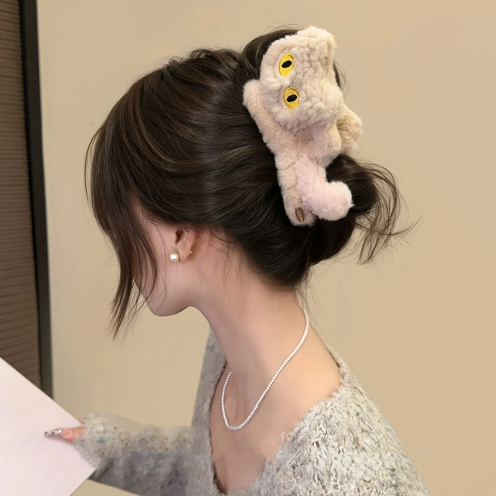 

1/2pcs Autumn and Winter Fashion Plush Cat Claw Clip, Cute Cartoon Women's Shark Clip, Super Cute Ponytail Bun Clip.