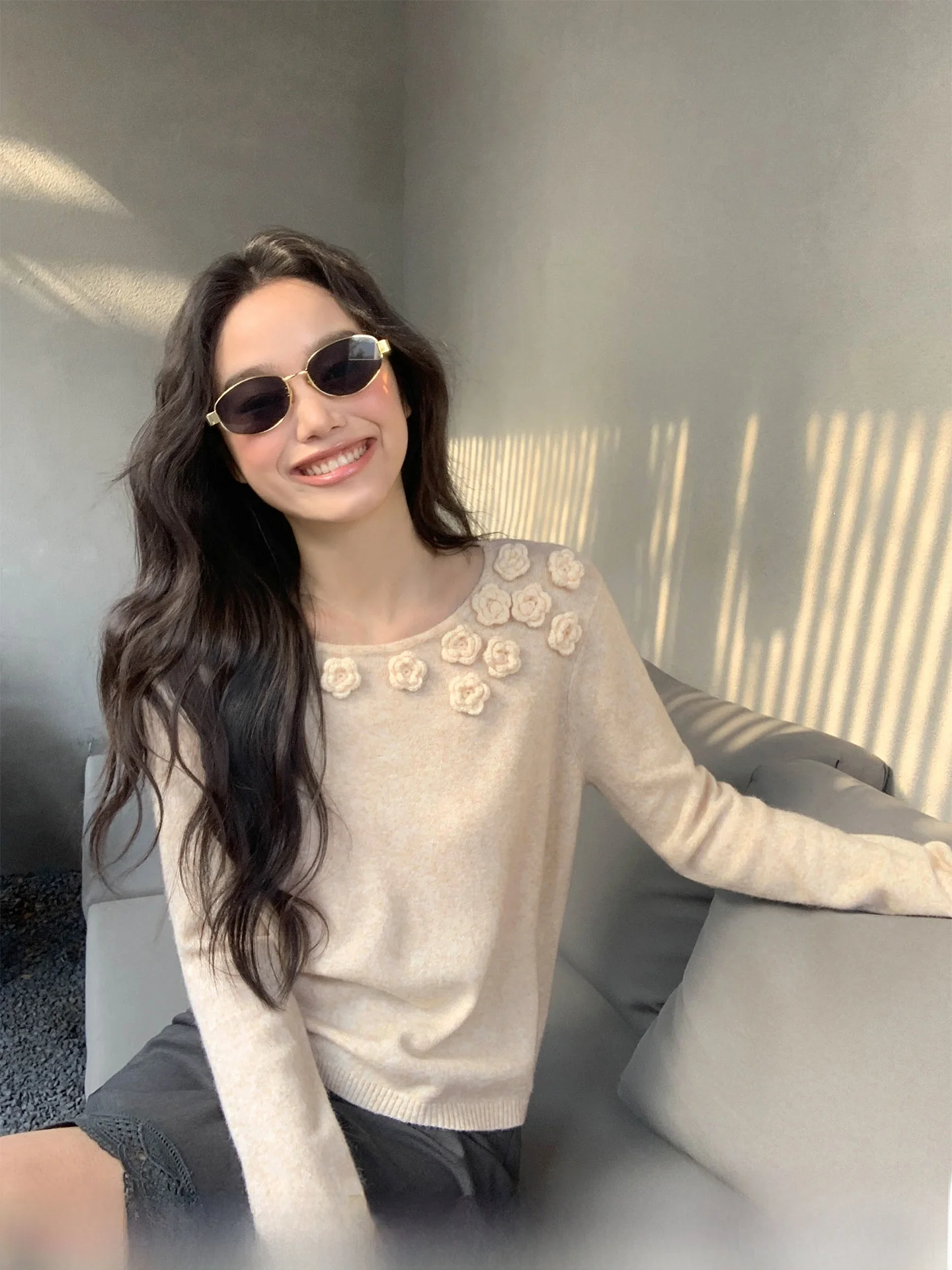 

Lazy Knitted Sweater Floral Filter Decorative Spotted Flowers Casual Style Long Sleeve round Neck Regular Fit Ladies Fashion