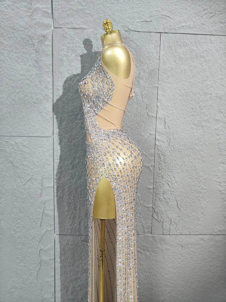 럭셔리하고 매혹적인 반짝이는 실버 라인스톤 메쉬 스플릿 엘라스틱 롱 드레스 우아한 파티 생일 무도회 기념 드레스 무대 의상