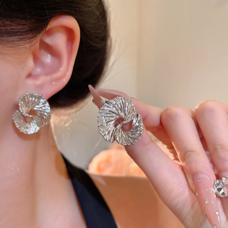 

Unique Irregular Metal Twisted Texture Stud Earrings for Women New Fashion Simple Personality Cool Girls Party Unusual Jewelry
