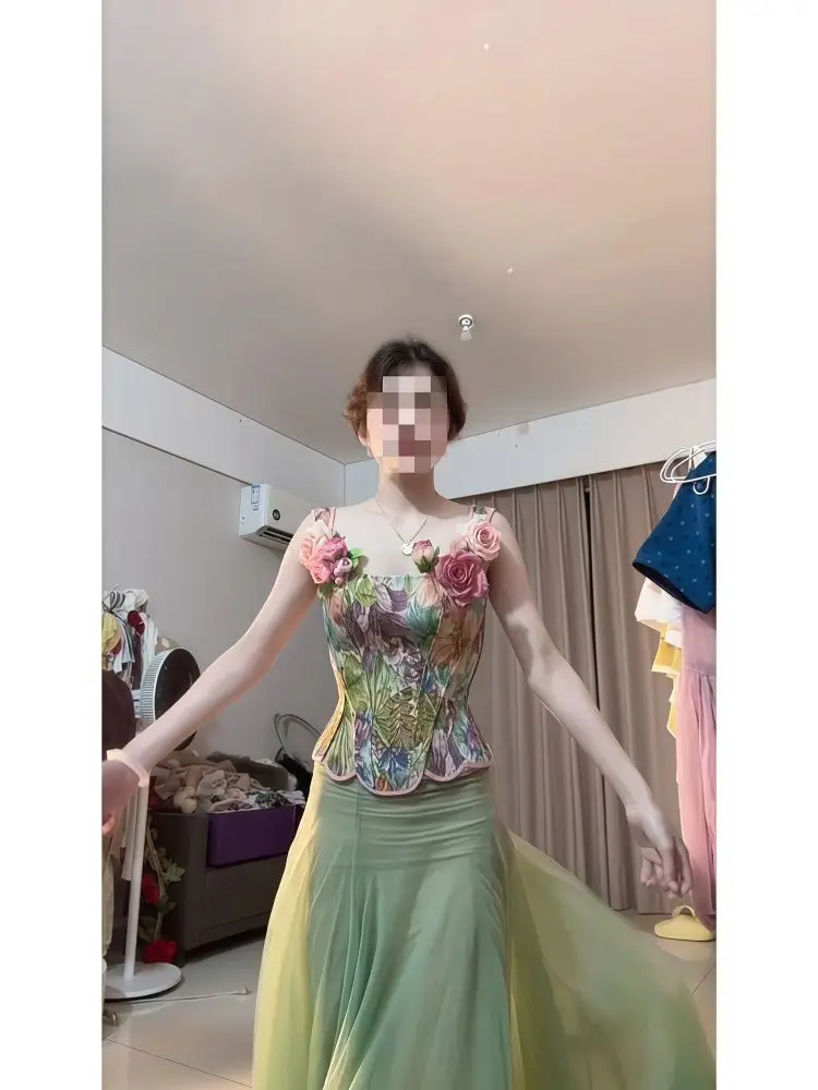 2-teiliges Rock-Set für Damen, hochwertiges, fortschrittliches Nischen-dreidimensionales Blumen-Fischgräten-Oberteil + gespleißter Rock aus Gaze mit Blumenmuster