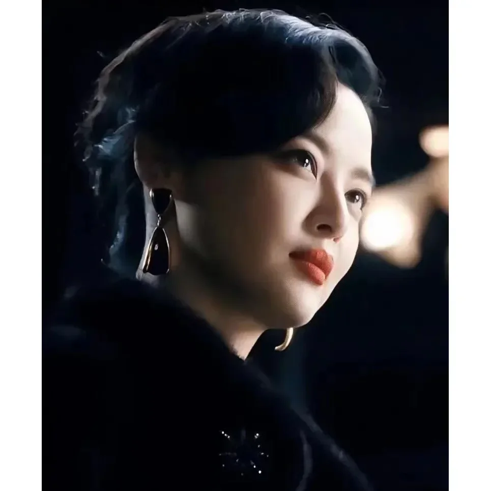 Joyería de segunda mano Pendientes de esmalte de oro negro Conjunto de collar de pendientes de barrido de hombros retro europeo y americano