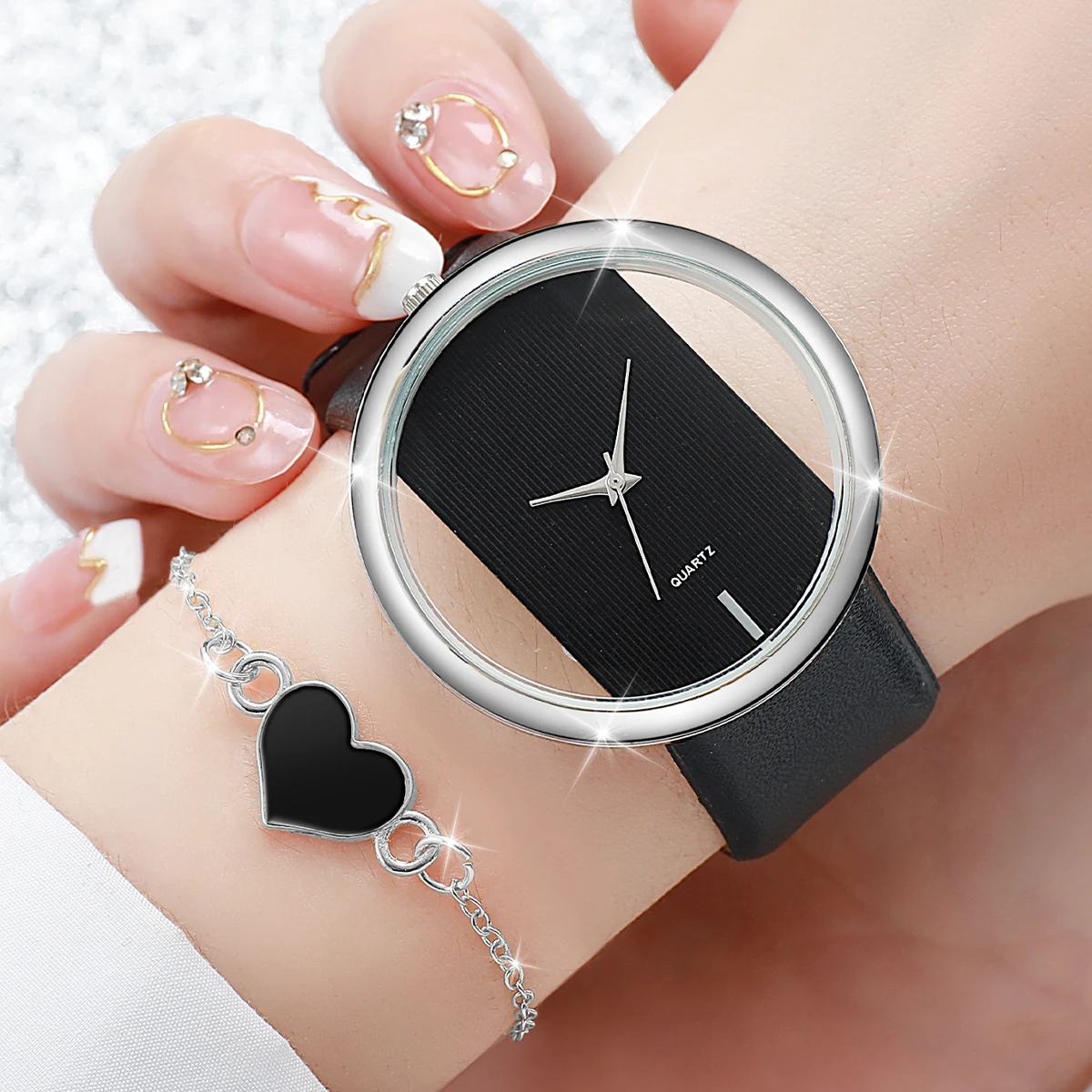 4PCS/Set Women\'s Watch Fashion Hollow-out Dial Quartz Watches Leather Band Wristwatches Heart Bracelets Set(Without Box)
